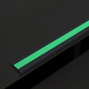 ALUMINIUM Treppenkantenprofil mit m2-Antirutschbelag™ EASY CLEAN Nachleuchtend