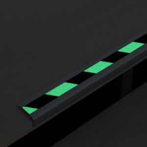 ALUMINIUM Treppenkantenprofil mit m2-Antirutschbelag™ UNIVERSAL Tagesfluoreszierend NL